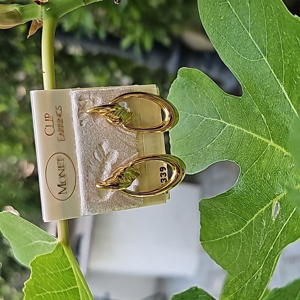 Monet Vintage Gold Tone Leaf Motif Oval Teardrop Clip On Earrings - Picture 5 of 7